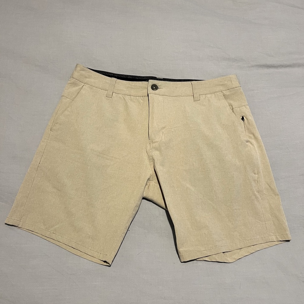 Vuori Aim Shorts - 32 - whiteish grey